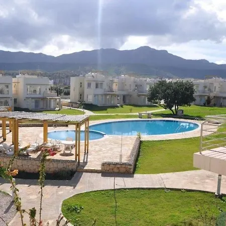 公寓 Mountain & Seaview Penthouse In A Village2 *